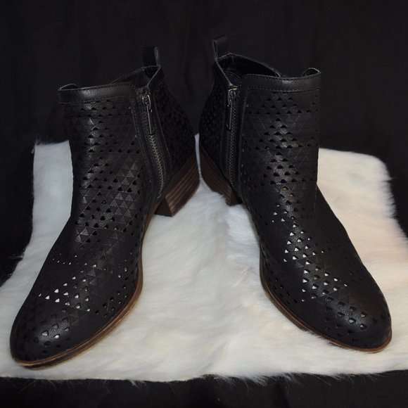 Lucky Brand Ankle Boots with eyelet pattern - Picture 1 of 5
